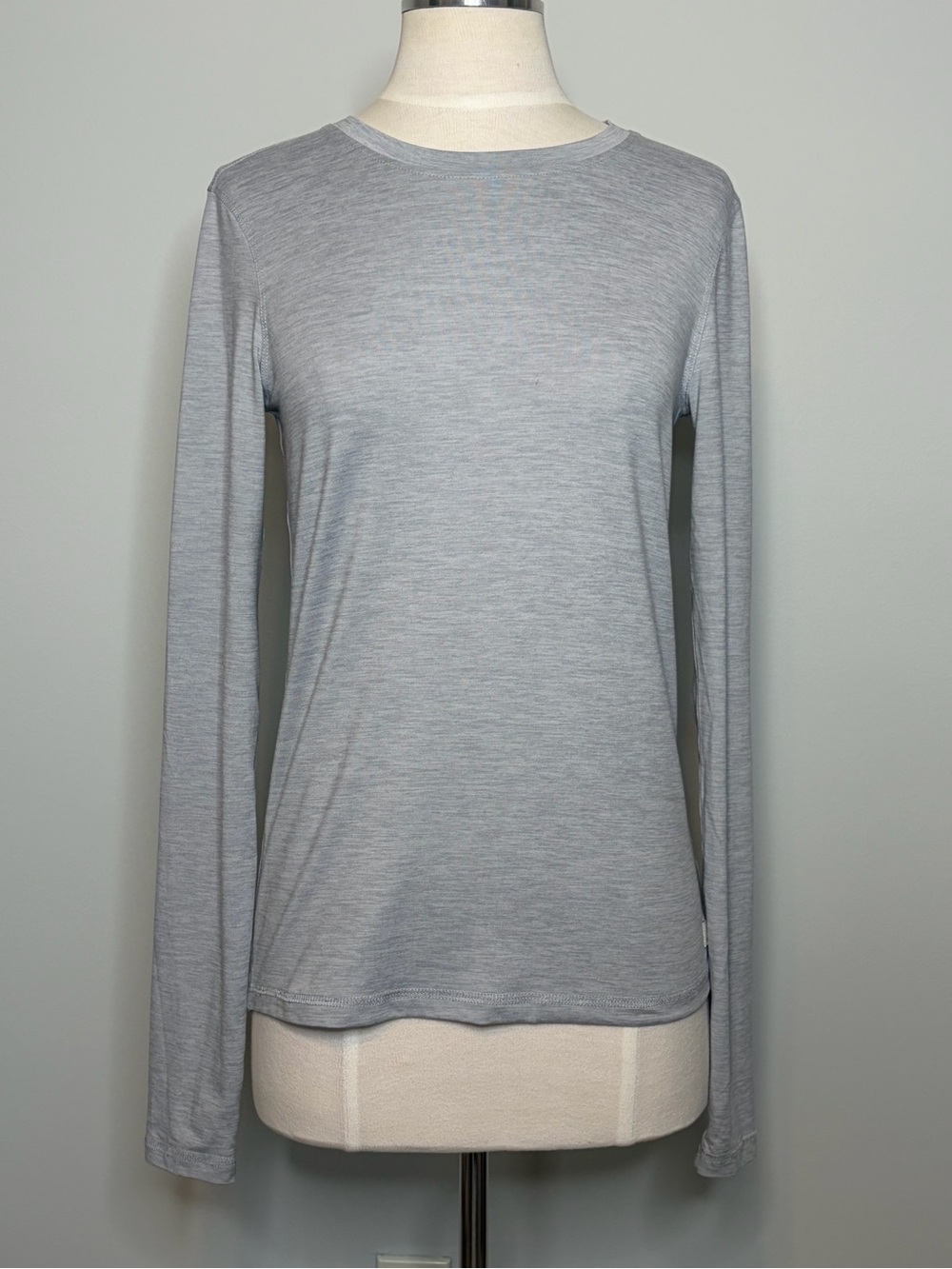 Vuori Long Sleeve Lux Crew Crewneck Top in Flint Heather, Small